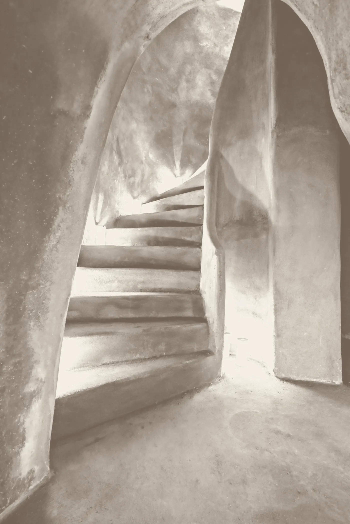 The stair that descends to the underground cellar